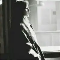 求黑白真人女生头像