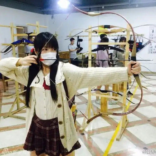 组图徐娇穿制服戴口罩拉弓双马尾造型清纯