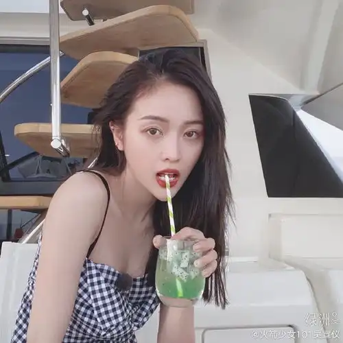 组图吴宣仪绿洲晒游艇出海照穿格子吊带短裙甜笑清纯又性感