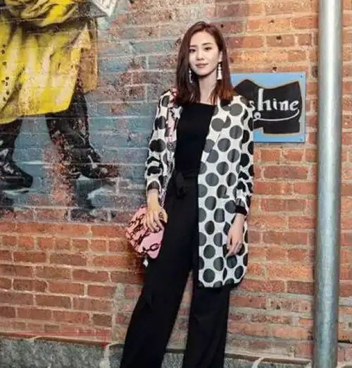 聪明女人都在像刘诗诗这样穿黑色阔腿裤,显瘦又显高