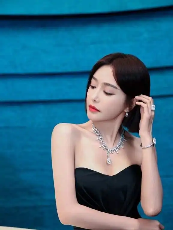 秦岚女人味大爆发穿黑色抹胸礼服大秀曲线身材,让人眼前一亮