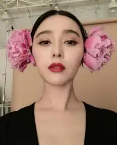 范冰冰深夜晒美照头戴大花变高冷女神