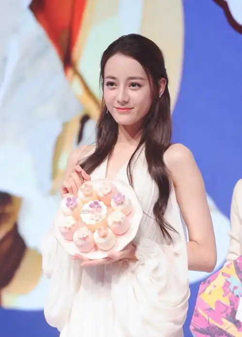 迪丽热巴一袭白纱裙现身活动,网友是仙女本人没错了