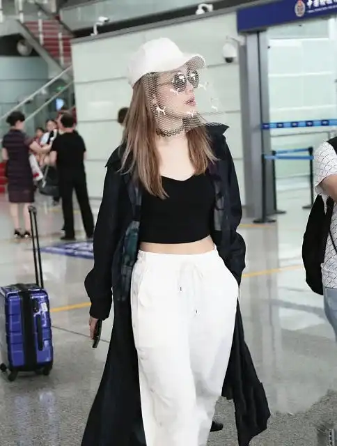 容祖儿头戴渔网帽,身穿长款大衣很时髦,网友太酷了