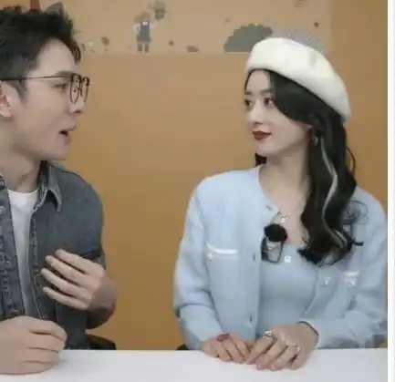 赵丽颖李佳琦首次同框,颖宝挑染绿色头发,手上戴四枚钻戒好亮啊