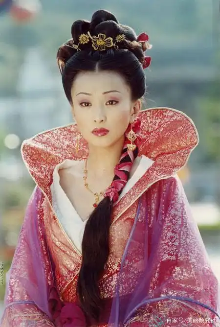 幸好她活跃在20年前,否则就看不到这样的单眼皮美人了