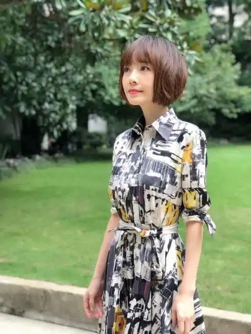 鲁豫就给自己挑选了白衬衫搭配黑色直筒裤,尽显时尚感,干净利落