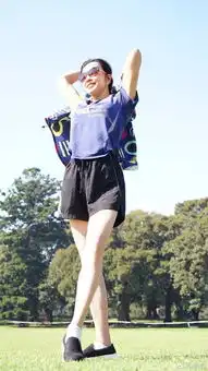 63岁刘晓庆晒美照大秀长腿,网友盛赞身材太好像20岁少女