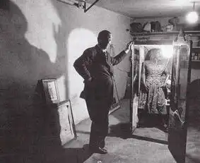 被称为世界上最丑的女人,20个人先后追求,一生都被当成摇钱树