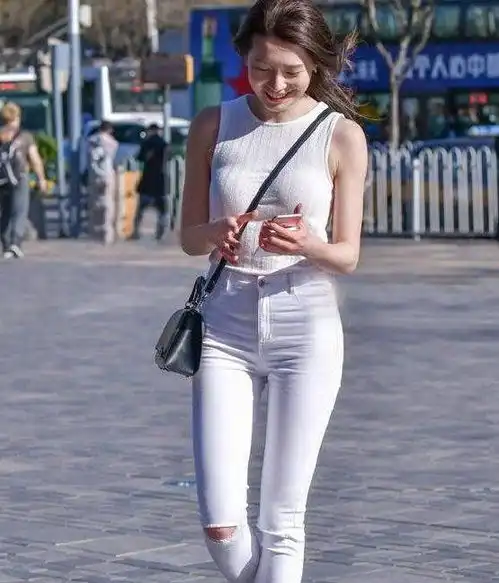 淡雅清新的打底裤姑娘,穿出优雅女人味
