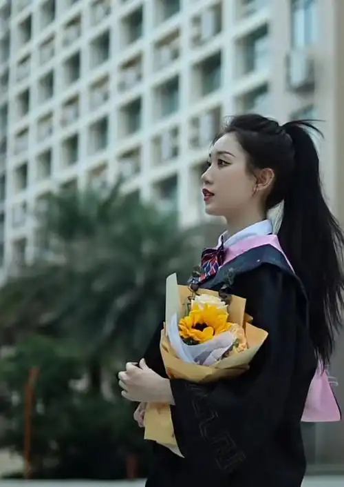 高校女生古风答辩火了,身着旗袍举止端庄,淡定答辩引好评