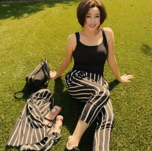 她被称不老女神,一生敢爱敢恨有过5段婚姻,曾跟奥巴马握过手