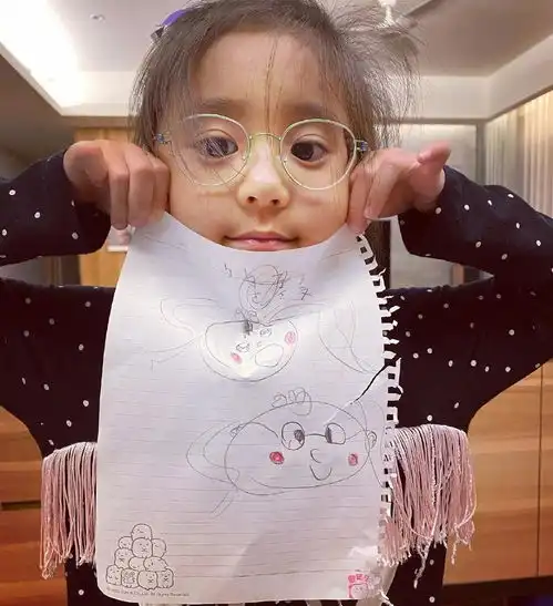 贾静雯晒女儿近照,咘咘戴上眼镜好斯文,原来咘咘两眼出现了问题