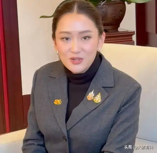 泰国总理抵达哈尔滨,穿白色起球羽绒服,身边美女保镖能1打5