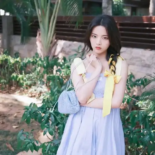 杨超越出海碎花衬衣碎花裙随意切换,手捂胸口怕走光,少女感十足