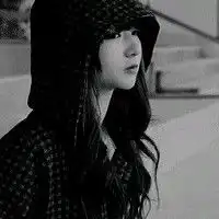 忧郁带有调皮的黑白女生qq头像我爱你与你无关