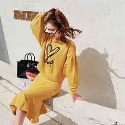 青春靓丽的套装裙搭配,将小女人味展现得淋漓尽致