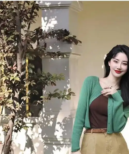 简单干净的女生穿搭简约干净的女孩穿搭