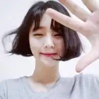 qq头像我不是她没有美丽的长发.女生短发