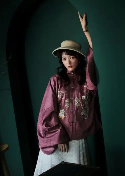 二次元少女徐娇,演绎复古中国风,22岁穿出40岁少妇风韵