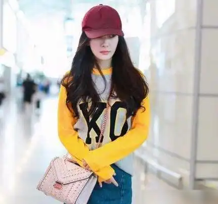 杨幂因机场私服出圈,手持念佛计数器成亮点,信仰法号也随之曝光