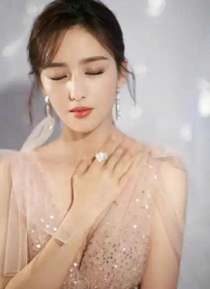 她37岁搭档胡歌走红,甘愿戴20元戒指结婚,对穷丈夫不离不弃