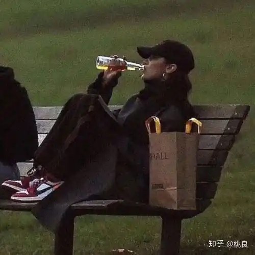 孤傲的女生侧颜头像