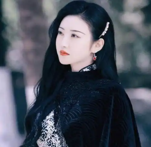 大学美术女老师走红,眉目如画气质绝佳,宛若现实版司藤