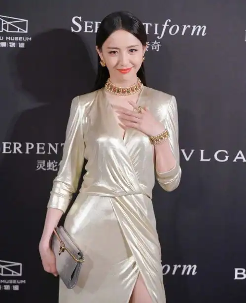 佟丽娅全靠营销出来的新疆美女,离开了滤镜修图,本人又黑又土