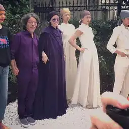 49岁王菲少女感升级,帆布鞋配斗篷t台走秀,高冷女神秒变小可爱