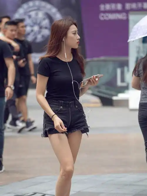街拍仙气飘飘的黑裙美女迎面而来,让人轻松忘记夏日的炎热