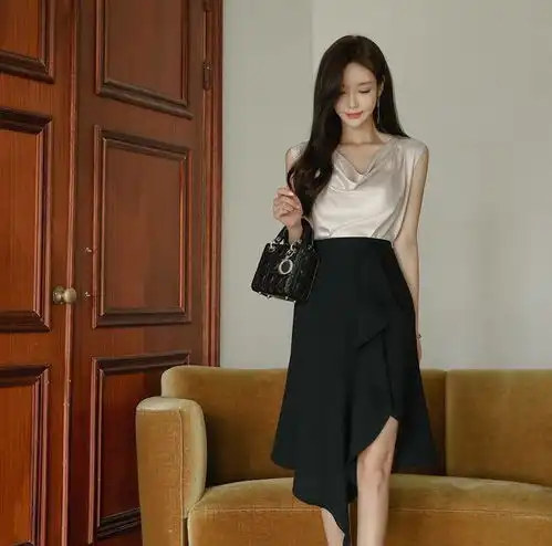 优雅美女近照,用抛光褶皱裙装点,小姐姐还能再低调点吗
