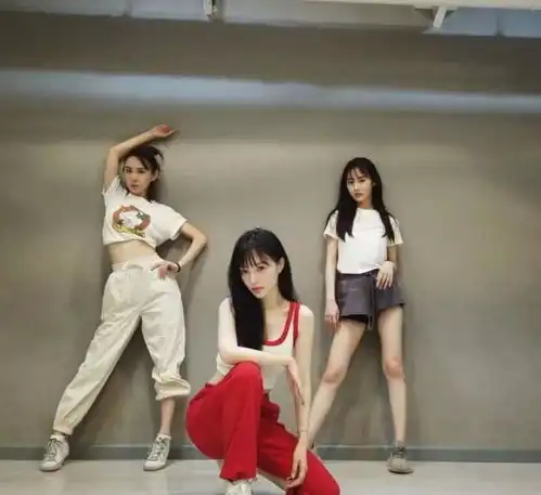 李小璐近照曝光大秀好身材,却被网友吐槽撞脸鞠婧祎