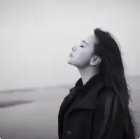 qq头像侧面女生上半身