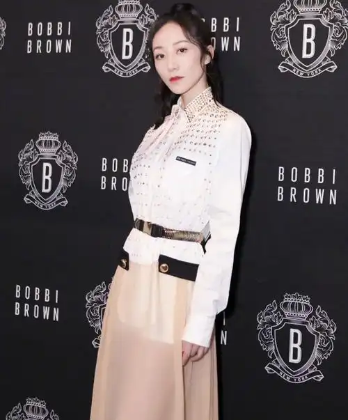 船袜再也不是女生最爱了,现在有一种半腿长可可袜,巨显瘦