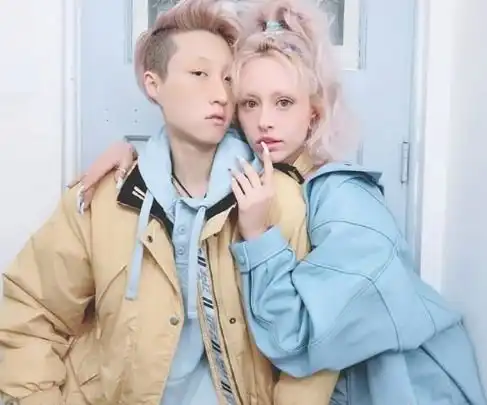 网红女生头像双人结婚证