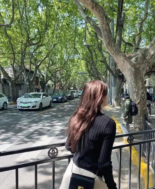 欧阳娜娜刚换下运动裤,又恋上短裙,谁料路人照暴露真实腿型