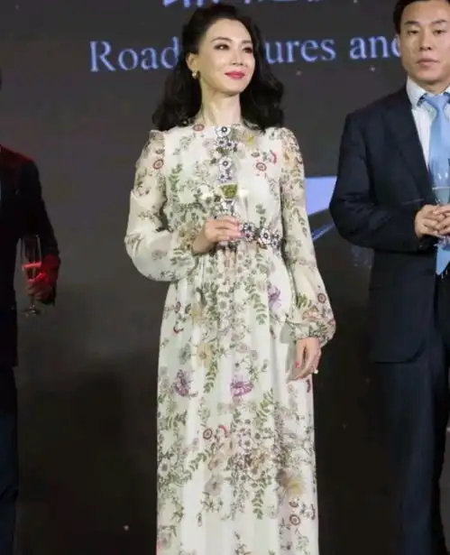 如何把碎花裙穿出秋日氛围感看陈数就知道,这样选简单还显气质