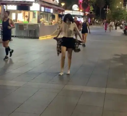 51岁许晴现身街头像行走的纸片人,路人纷纷感叹瘦得跟鬼一样