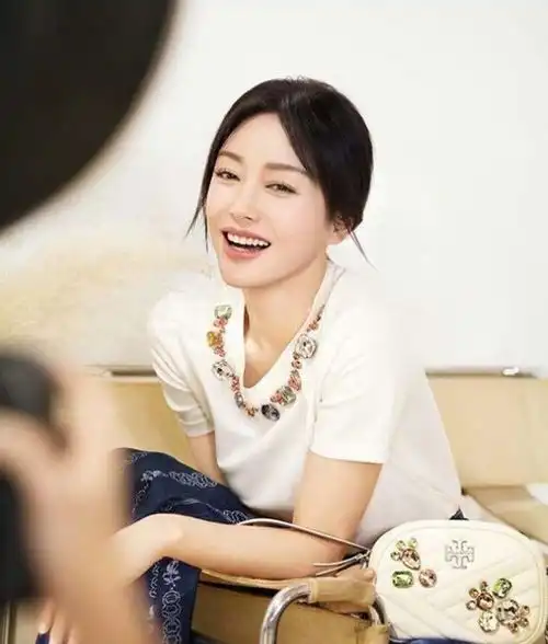 女生白色简约头像秦岚