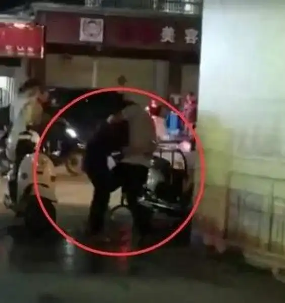 男子当街持刀捅伤一女子捅完还亲吻警方发布通报