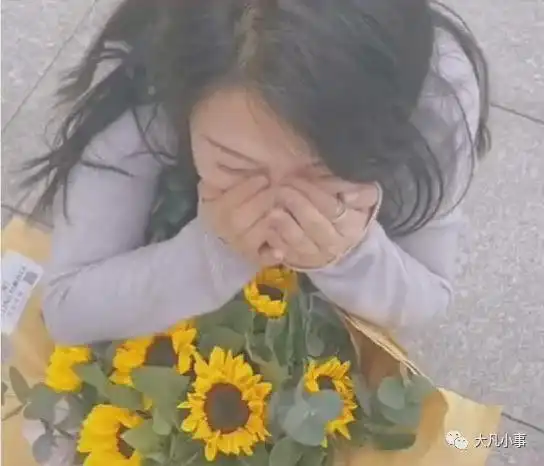 女子和丈夫离婚,闺蜜们组队拉横幅,庆祝喜提单身,祝贺离婚快乐