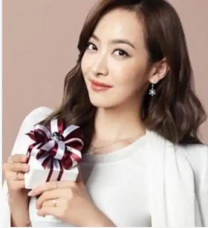 优雅浪漫的女生卷发长发发型呈现最佳气质