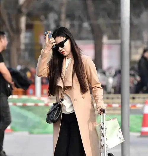 街拍时尚的女生总会呈现出自己最美的一面
