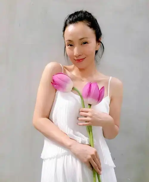 小陶虹如今47岁近照,徐峥每天和这样的女人在一起