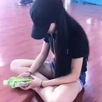 有盘腿的女生头像么