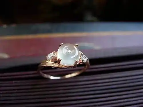 从指尖到心间翡翠戒指佩戴技巧及意义解析