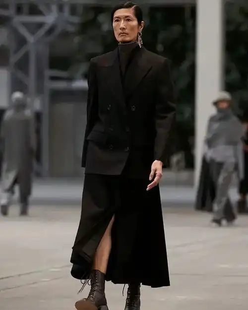 50岁出道成为热门超模这个嫁入纪梵希豪门的中国女人,太厉害了