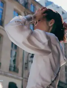 刘雯清爽造型亮相秀场新浪图片