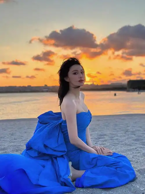 张馨予与母亲共赏夕阳,蓝色长裙高贵冷艳,尽显女神范儿穿搭模特抹胸裙网易订阅
